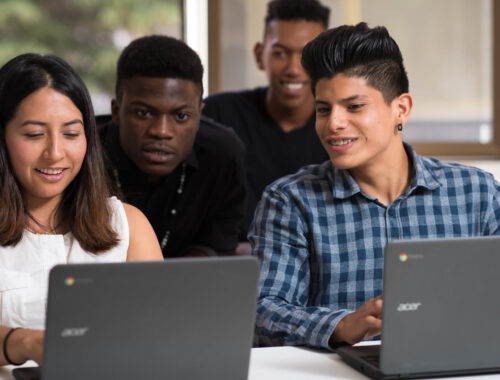 Jóvenes estudiando en Fundación Iter