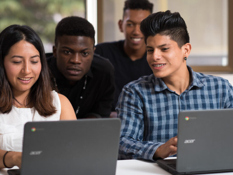 Jóvenes estudiando en Fundación Iter