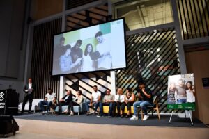 Jóvenes beneficiarios de la Fundación con los representantes de Fundación Repsol y Fundación Solidaridad Carrefour