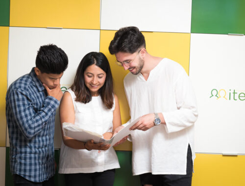 3 personas observando un documento