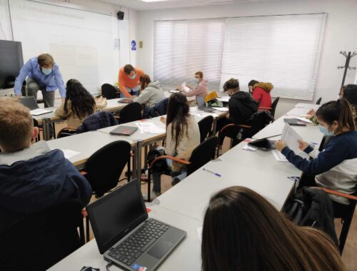 voluntarios Nfq en sesión de grupo