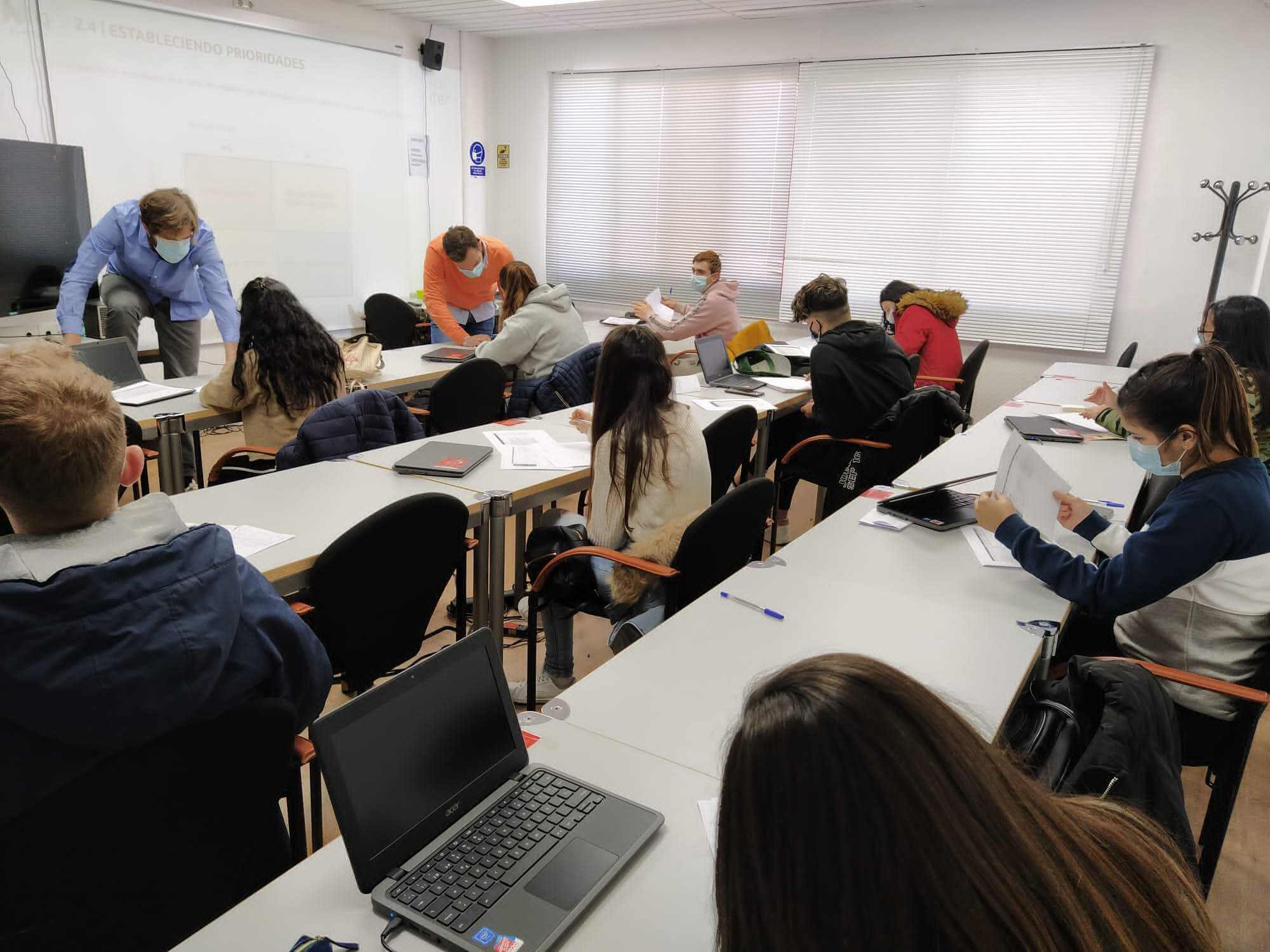voluntarios Nfq en sesión de grupo