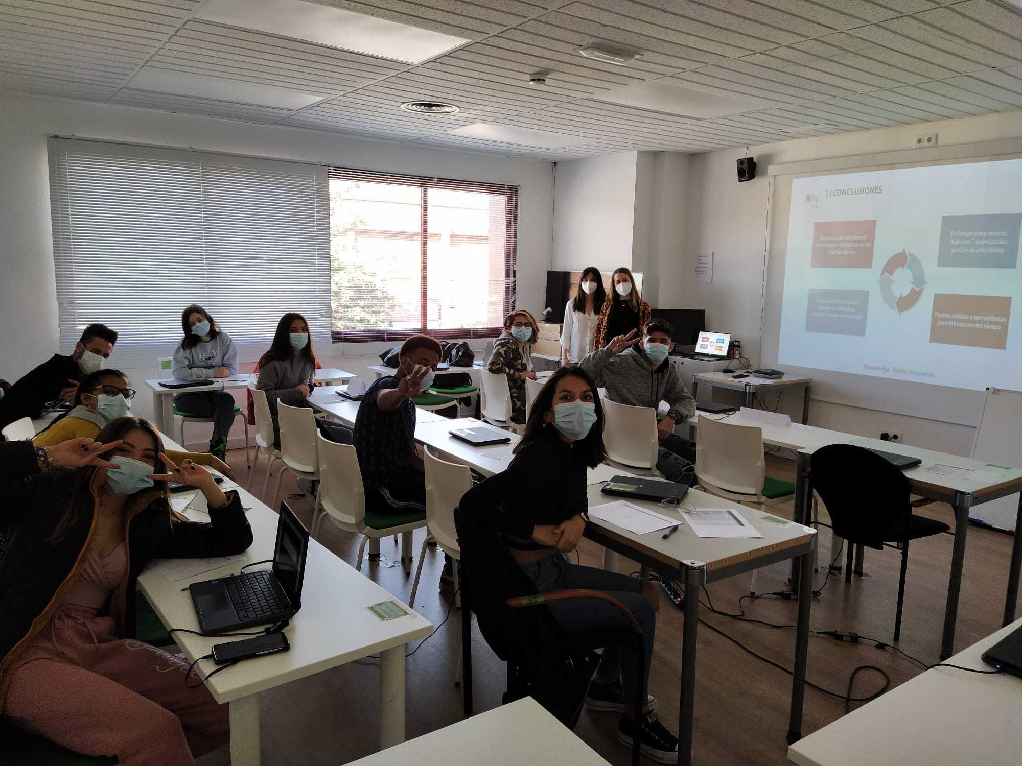 Jóvenes en sesión de formación prelaboral de Fundación Iter