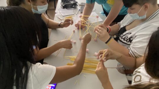 Jóvenes en taller de desarrollo de habilidades BAE