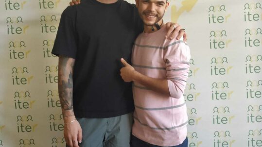 Alex Gascón y participante en el proyecto