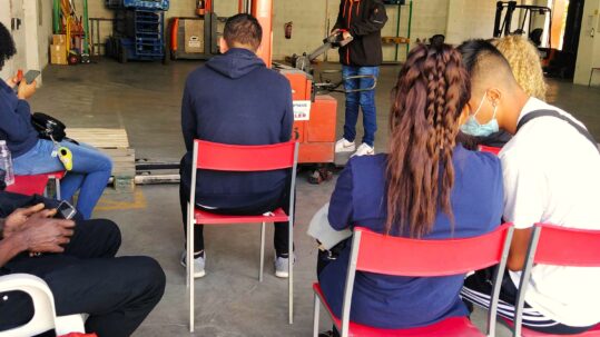 Jóvenes en curso de operario de almacén