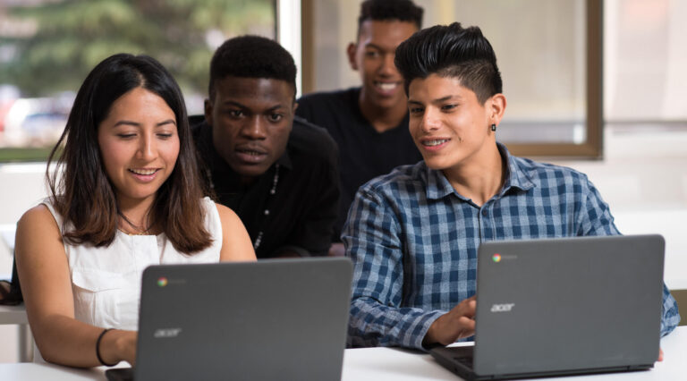Jóvenes estudiando en Fundación Iter
