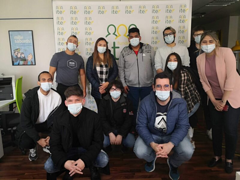El grupo de jóvenes con los formadores de Ironhack
