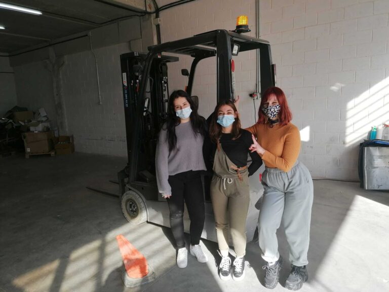 jóvenes taller operario almacén
