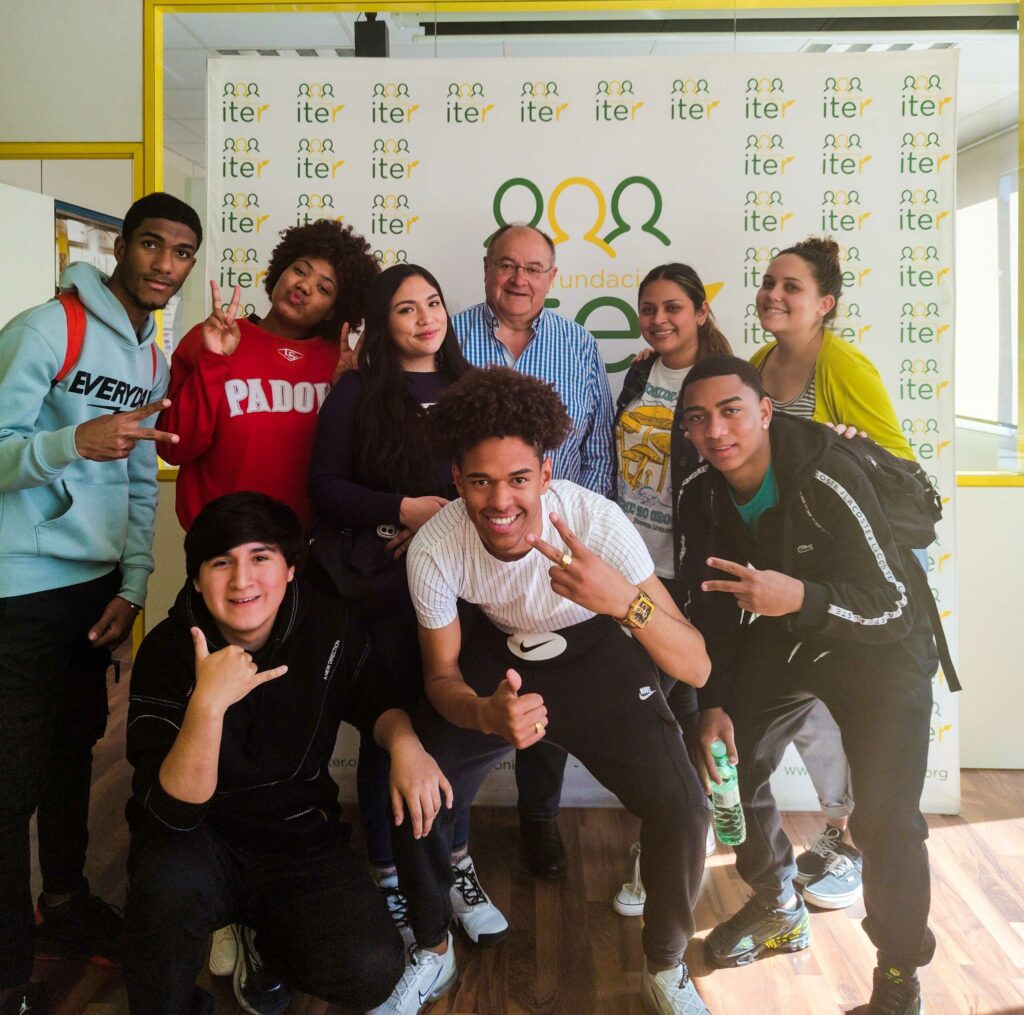 Jóvenes de Fundación Iter con uno de nuestros patronos, Pedro Fernández Frial